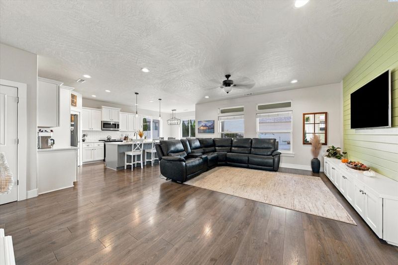 27316 N Plum Dr, Benton City, WA 99320