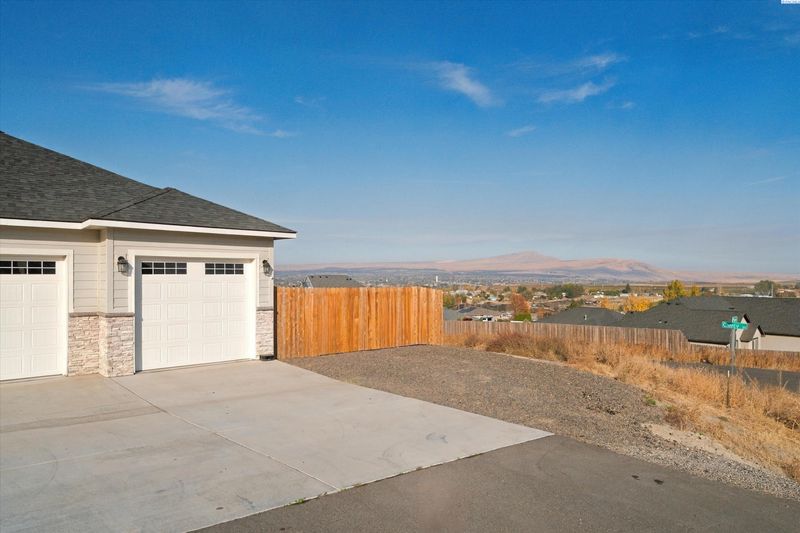 27316 N Plum Dr, Benton City, WA 99320