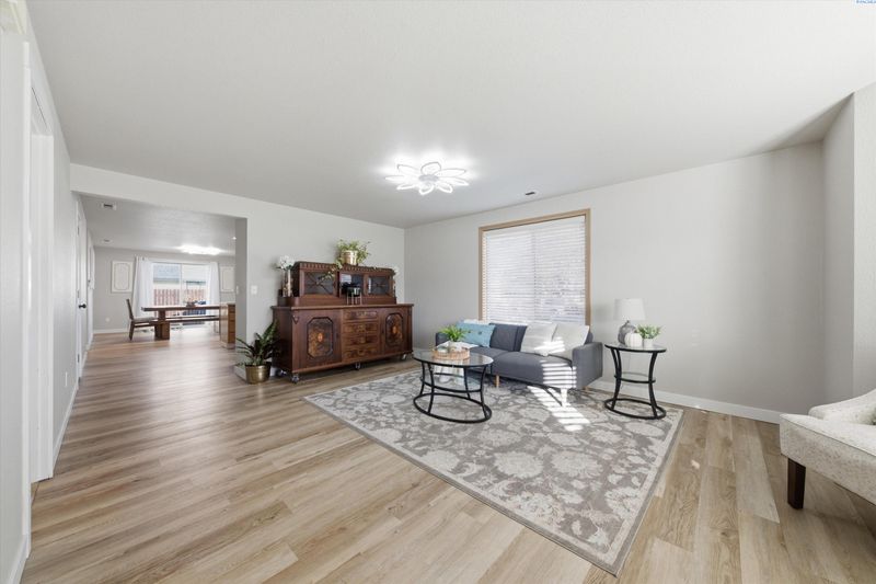 7903 Saturna Dr, Pasco, WA 99301