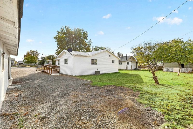 1090 W Maple St, Burbank, WA 99323