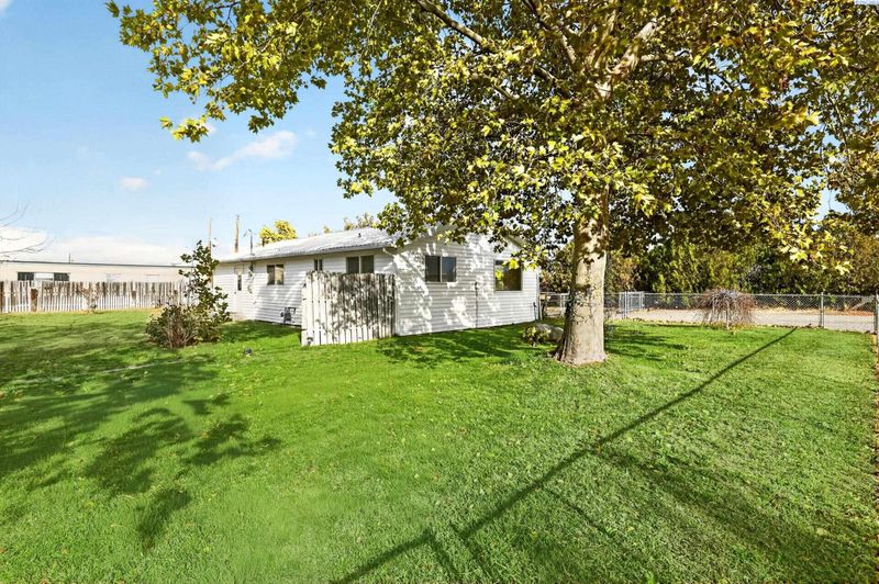 1090 W Maple St, Burbank, WA 99323