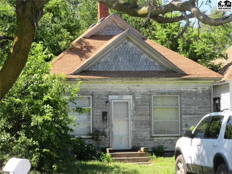 227 E 2nd Ave, Hutchinson, KS 67501
