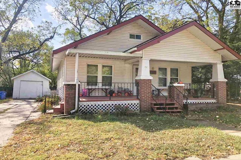 211 E Cole St, Moundridge, KS 67107
