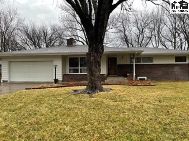 712 Random Rd, Hesston, KS 67062