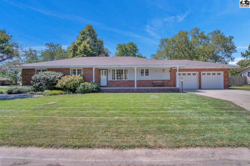 17 Sunset Dr, Hesston, KS 67062