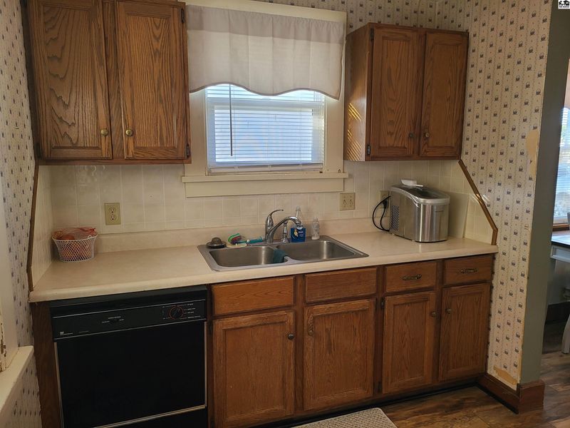 110 N Maple St, Lindsborg, KS 67456