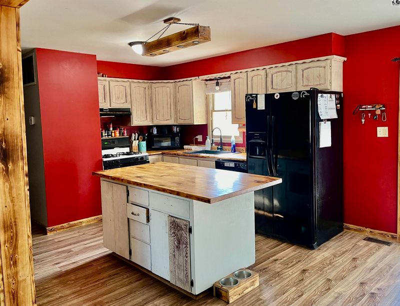 207 N Walton St, Marquette, KS 67464