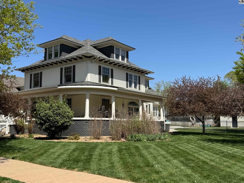 422 S Oak St, Pratt, KS 67124