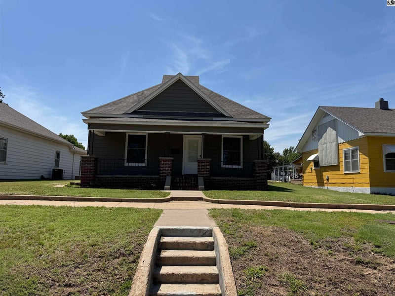 609 N Pine St, Pratt, KS 67124