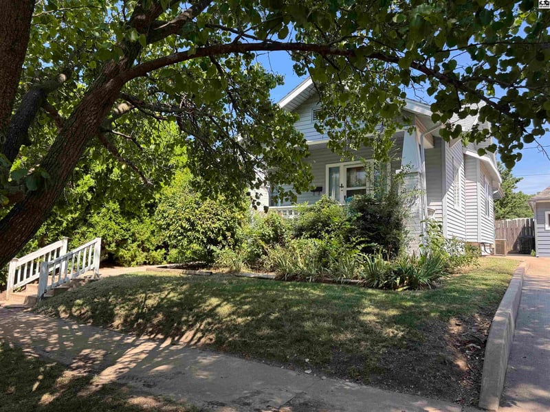 612 W 3rd St, Pratt, KS 67124