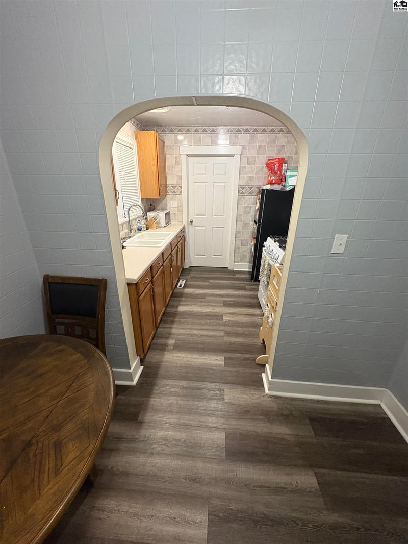 324 W 10th Ave, Hutchinson, KS 67501