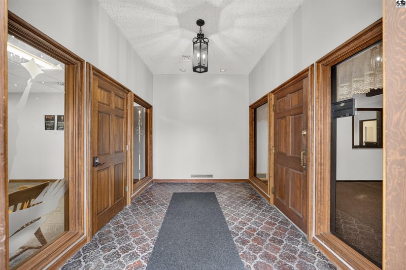 1233 N Main St, Mcpherson, KS 67460