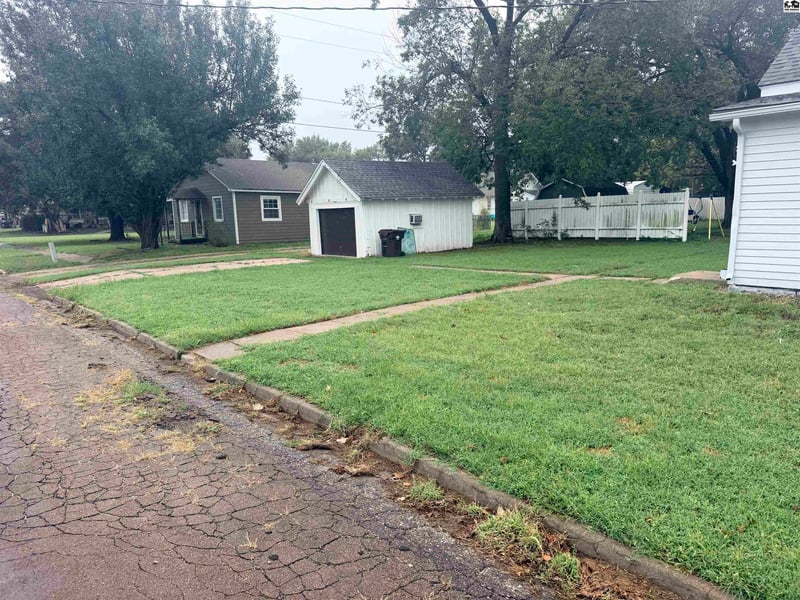 111 N 5th St, Canton, KS 67428