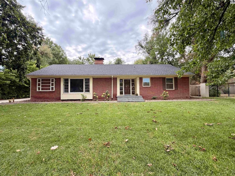 211 Hyde Park Dr, Hutchinson, KS 67502