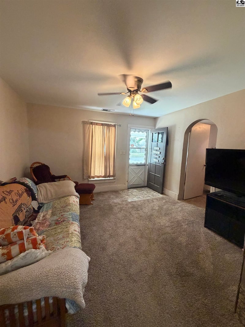 932 E 9th Ave, Hutchinson, KS 67501