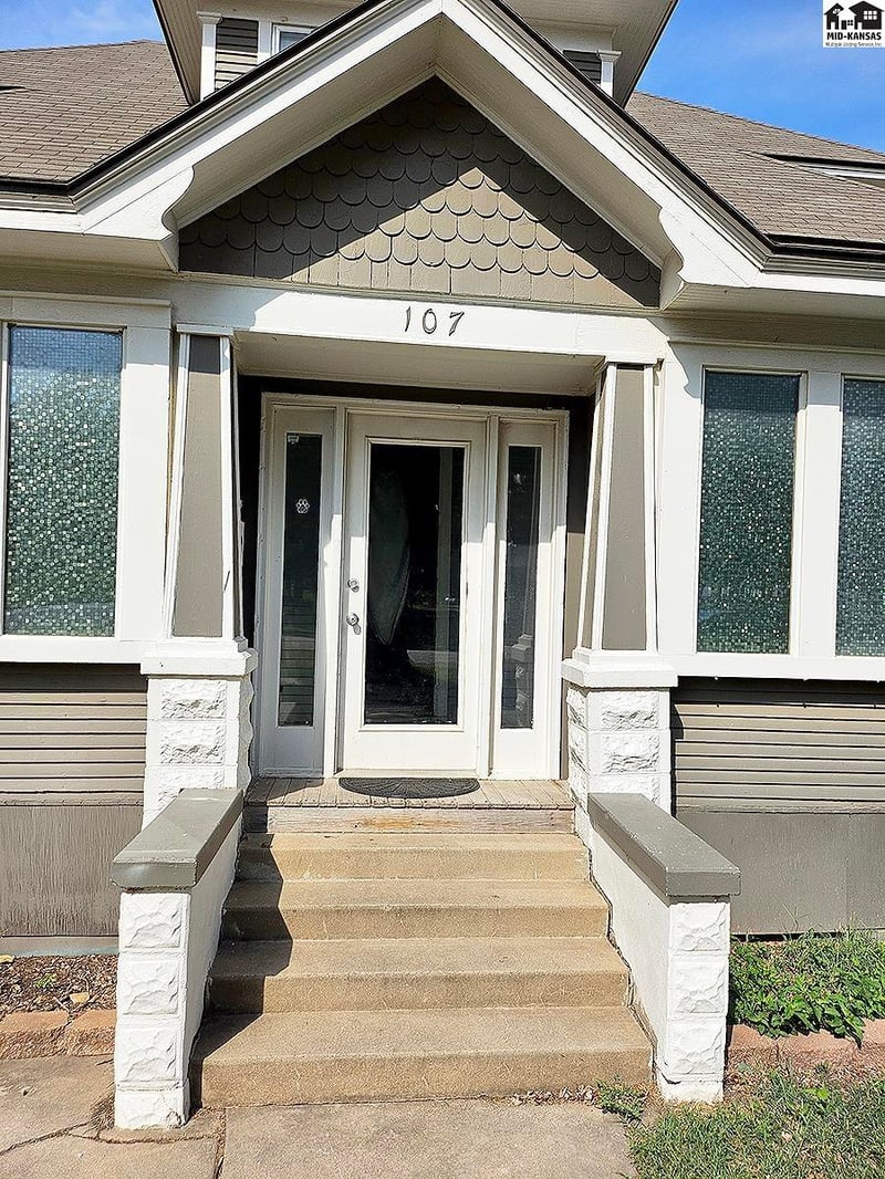107 N Chestnut St, Mcpherson, KS 67460