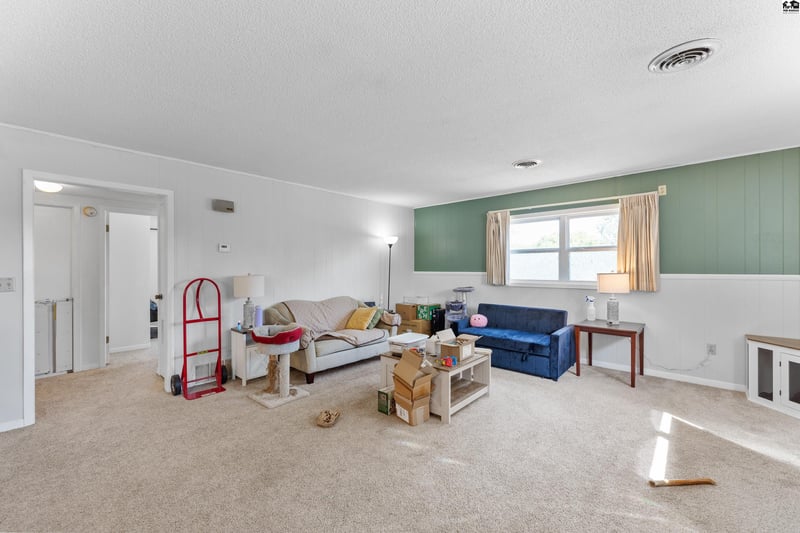 806 S Edwards Ave, Moundridge, KS 67107