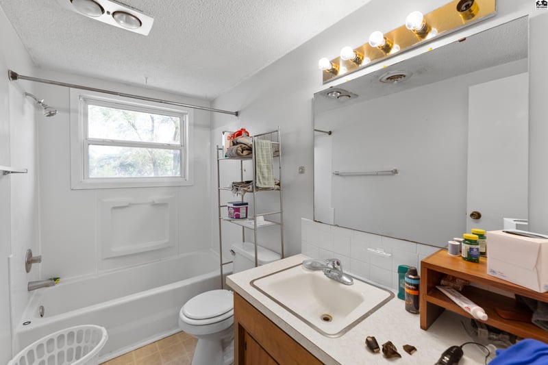 806 S Edwards Ave, Moundridge, KS 67107