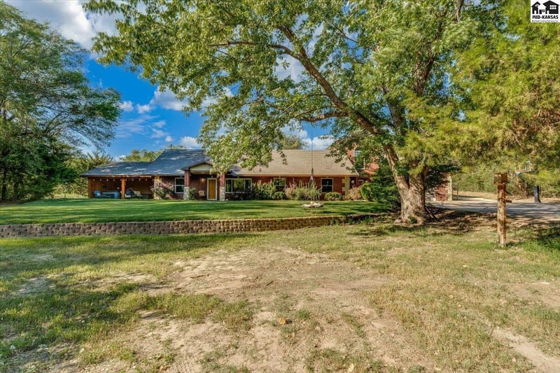 618 E 71st Ave, Hutchinson, KS 67502