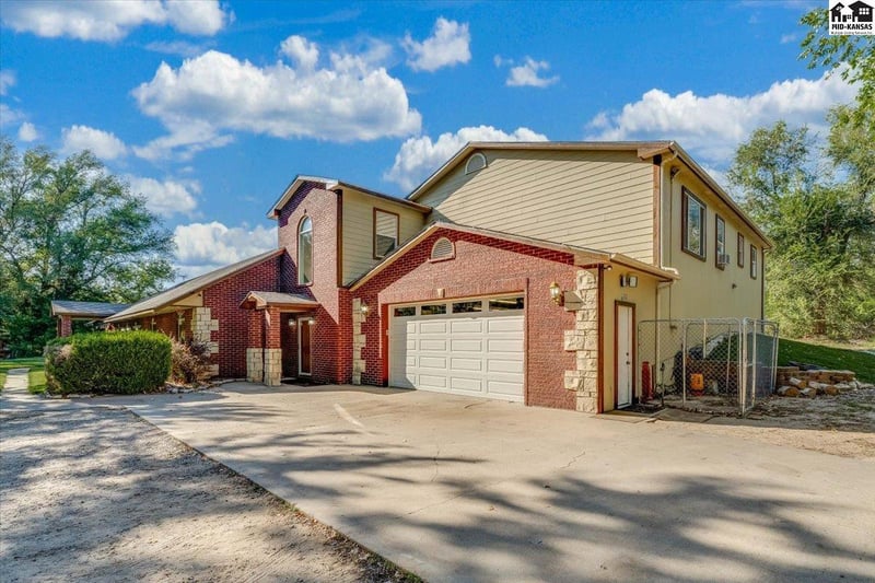 618 E 71st Ave, Hutchinson, KS 67502