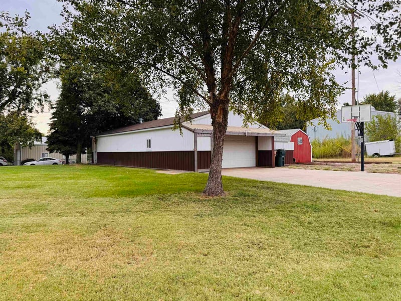 2522 E 44th Ave, Hutchinson, KS 67502