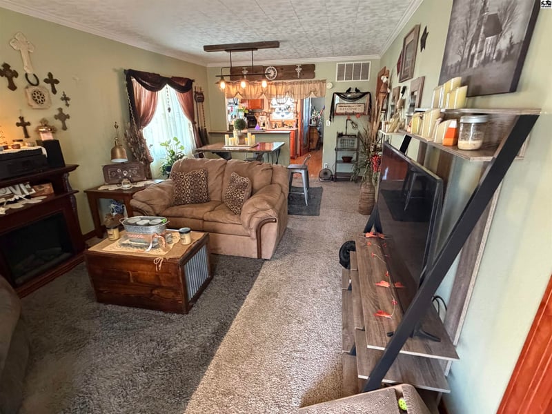 310 W 13th Ave, Hutchinson, KS 67502-1234