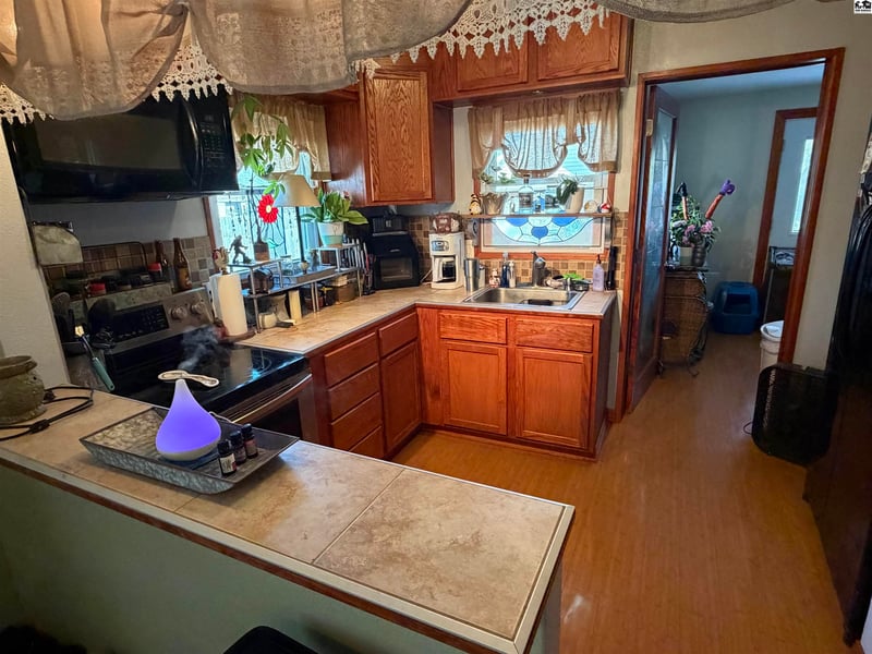 310 W 13th Ave, Hutchinson, KS 67502-1234