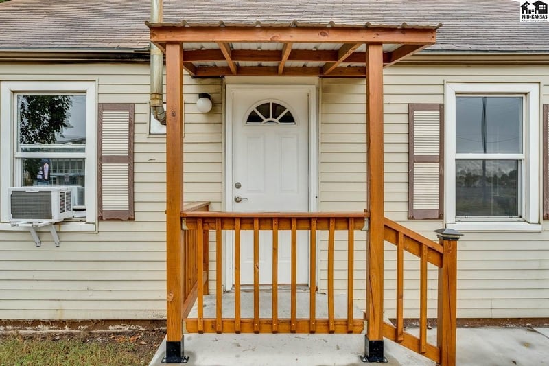 713 E 11th Ave, Hutchinson, KS 67501