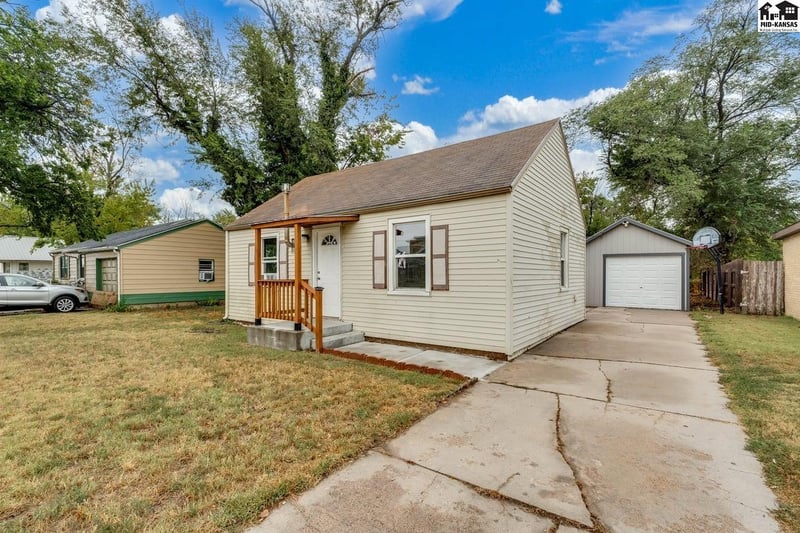 713 E 11th Ave, Hutchinson, KS 67501