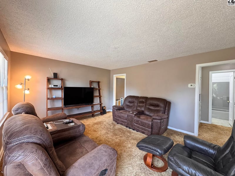 916 E 8th Ave, Hutchinson, KS 67501
