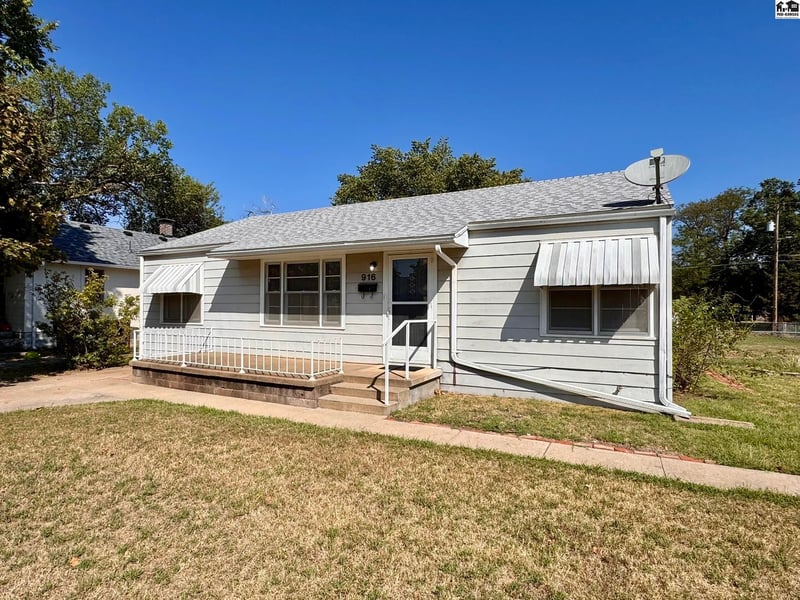 916 E 8th Ave, Hutchinson, KS 67501