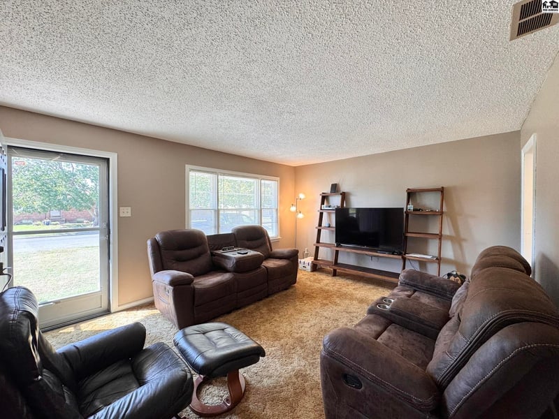 916 E 8th Ave, Hutchinson, KS 67501