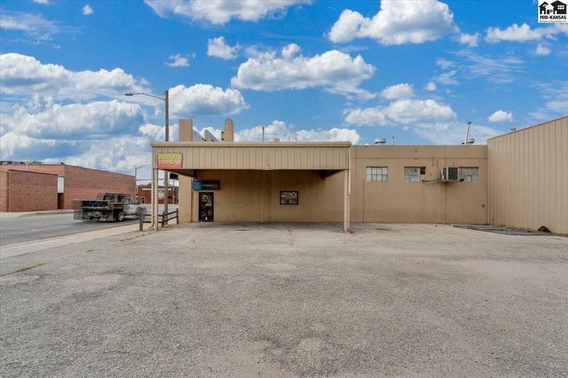 104 E 4th Ave #110 E 4th Ave, Hutchinson, KS 67501