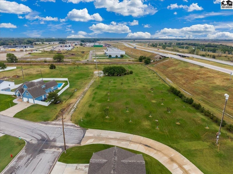 85 E Des Moines Cir, South Hutchinson, KS 67505