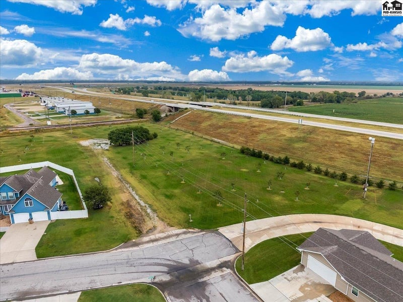85 E Des Moines Cir, South Hutchinson, KS 67505
