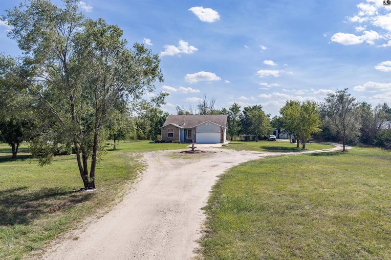 109 W Longview Rd, Hutchinson, KS 67501