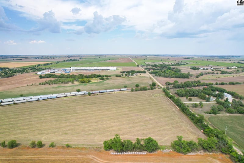 1065 NE 10 Ave, Hoisington, KS 67544
