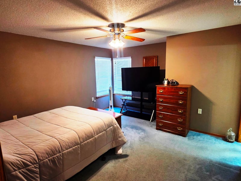 212 Sheffiedl, Newton, KS 67114