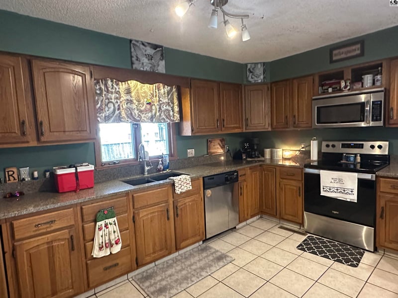 521 Oak Park Dr, Mcpherson, KS 67460