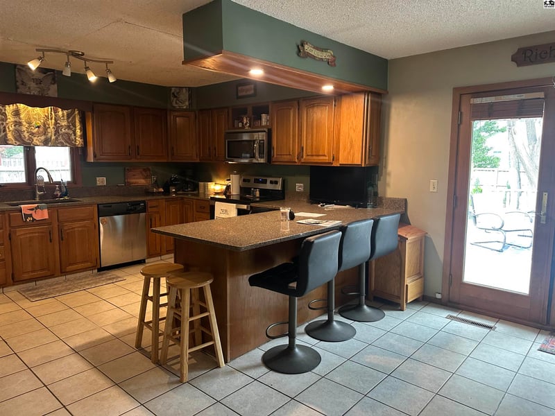 521 Oak Park Dr, Mcpherson, KS 67460