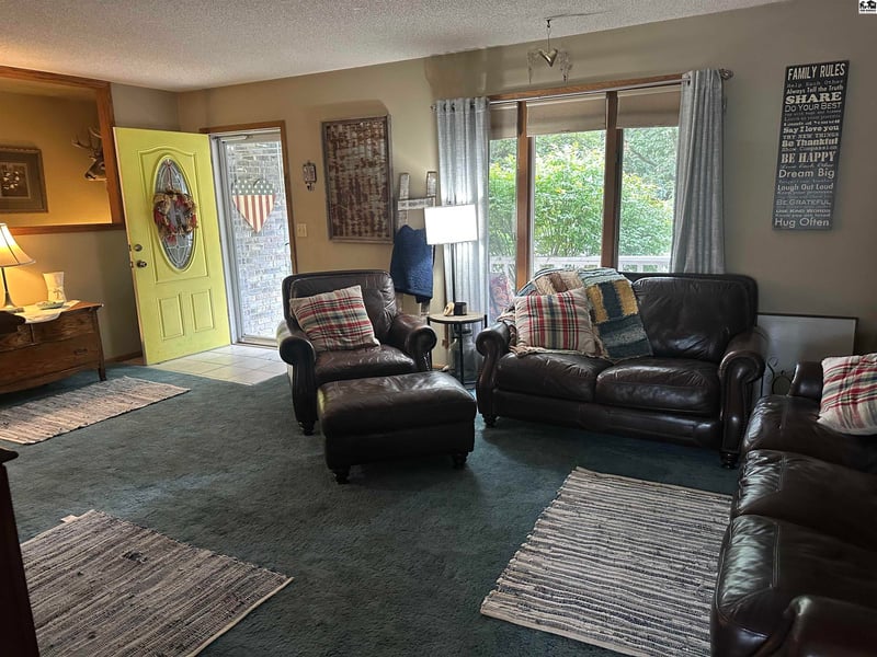 521 Oak Park Dr, Mcpherson, KS 67460