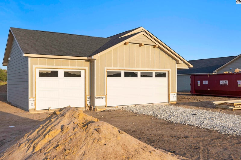 4004 Ridgewood Dr, Hutchinson, KS 67502