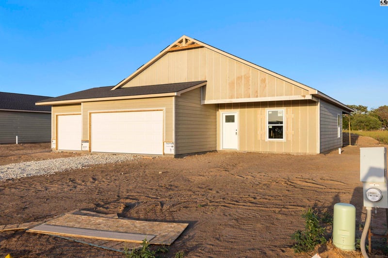 4100 Ridgewood Dr, Hutchinson, KS 67502