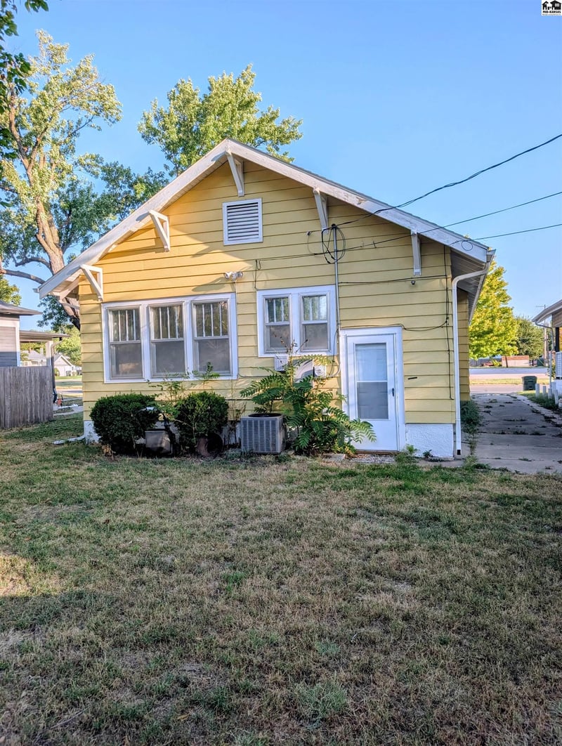 11 W 17th Ave, Hutchinson, KS 67501