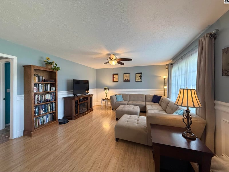 3206 N Waldron St, Hutchinson, KS 67502