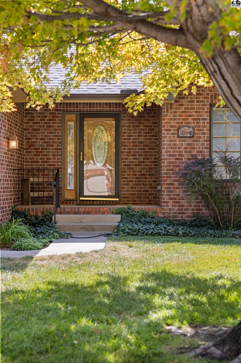 1011 Barberry Dr, Hutchinson, KS 67502