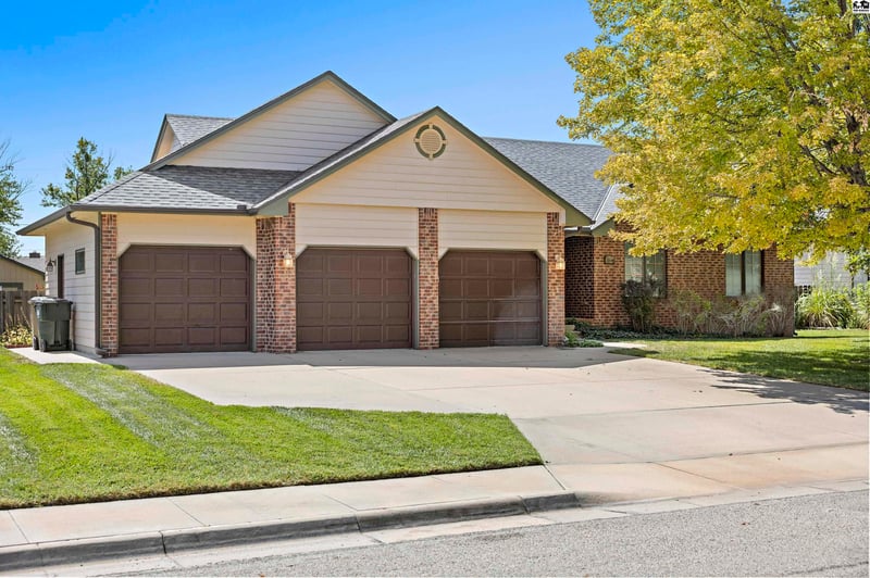 1011 Barberry Dr, Hutchinson, KS 67502