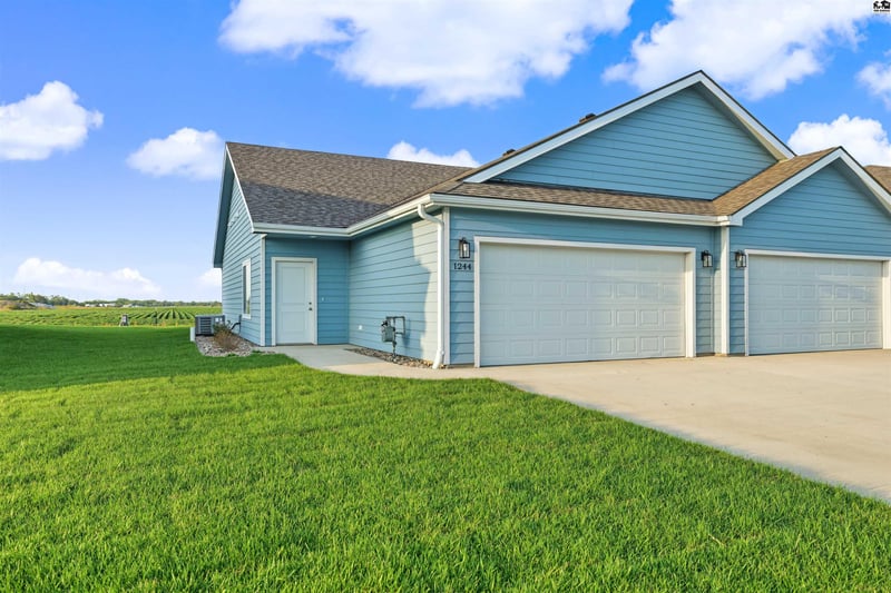 1244 Steve Hawley Ln, Salina, KS 67401