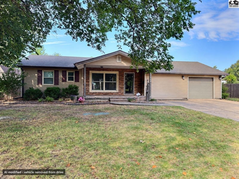 921 Lawrence St, Pratt, KS 67124