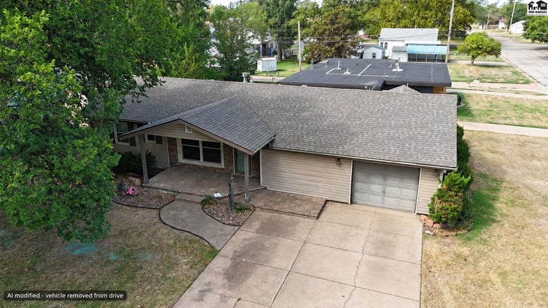 921 Lawrence St, Pratt, KS 67124